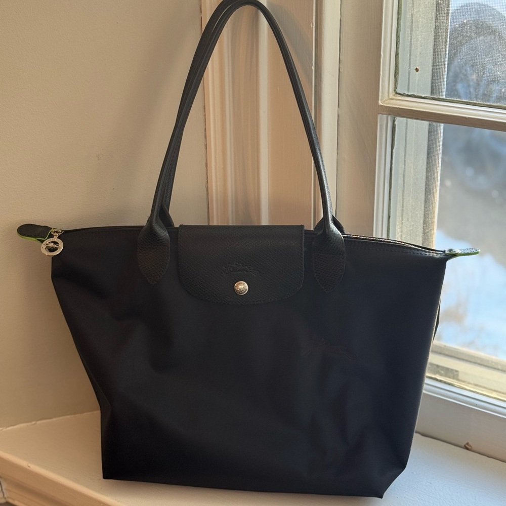 Long Champ M tote bag in the color Le Pliage Graphite and Green